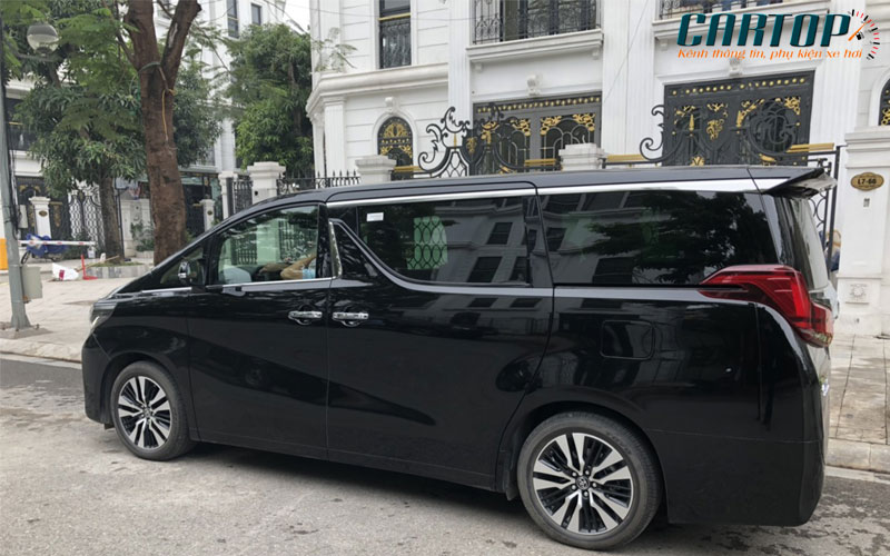 bat-gap-chuyen-co-mat-dat-toyota-alphard-dau-tien-lan-banh-tren-dat-ha-noi