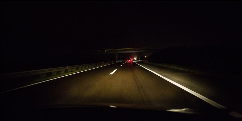 Nguy hiem khi lai xe ban dem voi anh sang yeu