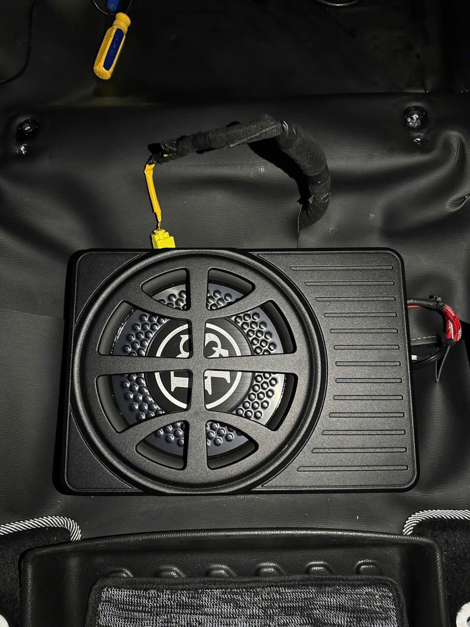 Loa sub điện ô tô lắp gầm ghế hay nhất DLS ACW10 Thụy Điển 2 Loa sub điện ô tô lắp gầm ghế hay nhất DLS ACW10 Thụy Điển - Ảnh 2